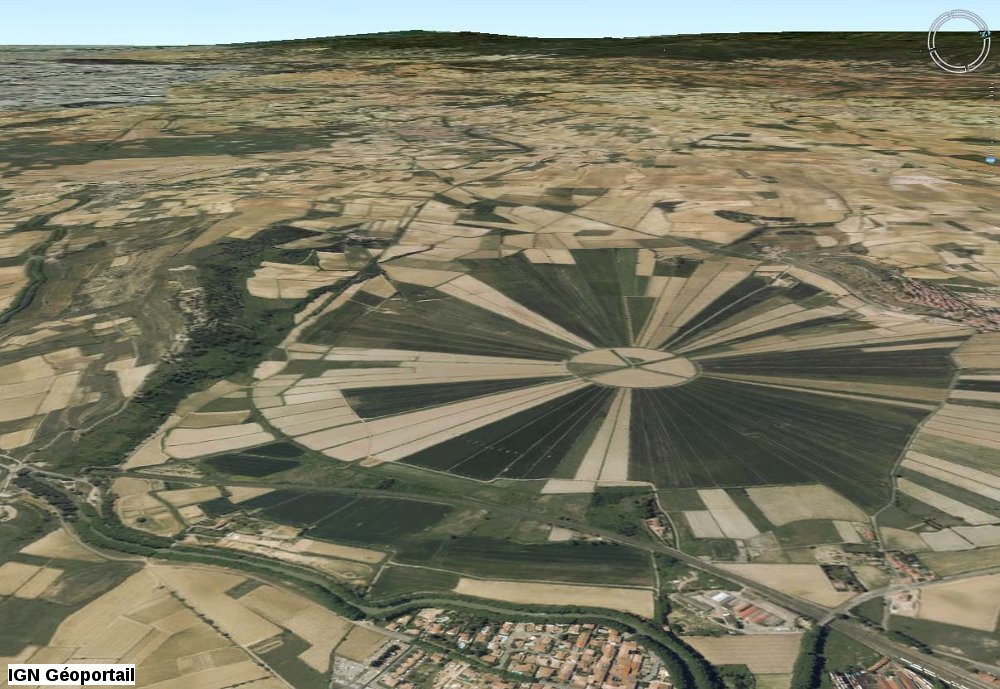 Utazás lakóautóval Béziers - oppidum d'Ensérune felülről