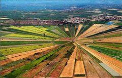 Utazás lakóautóval Béziers - oppidum d'Ensérune felülnézetből