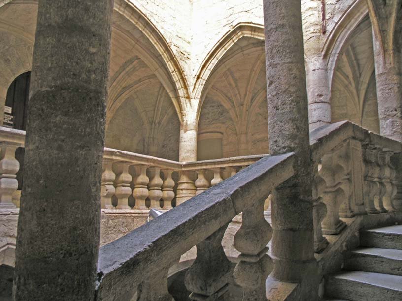 Utazás lakóautóval Béziers - Pezenas belső udvar lépcsővel