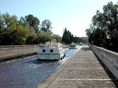 Utazás lakóautóval Béziers - Canal du Midi, az Orb folyó felett