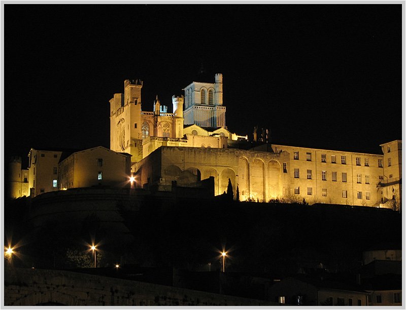 Utazás lakóautóval Béziers katedrális éjjel