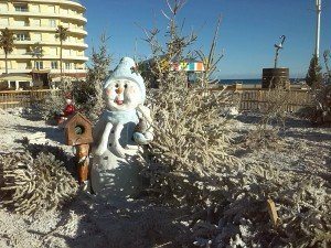 Hóember, fenyőfa, és sok-sok hóspray!