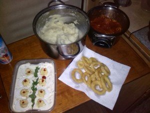 Karácsonyi finomságok egy asztalon