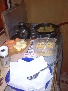 Főzőcske lakóautóban, készül a karácsonyi vacsora