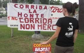 bikaviadal bikafuttatás - tüntetés a bikákért a corrida ellen