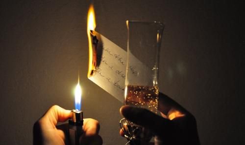 A 8 legfurcsább szilveszteri szokás a világon 3 A 8 legfurcsább szilveszteri szokás a világon - hamu a pezsgőben Oroszország