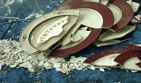 A 8 legfurcsább szilveszteri szokás a világon 1 A 8 legfurcsább szilveszteri szokás a világon - tányértörés Dániában