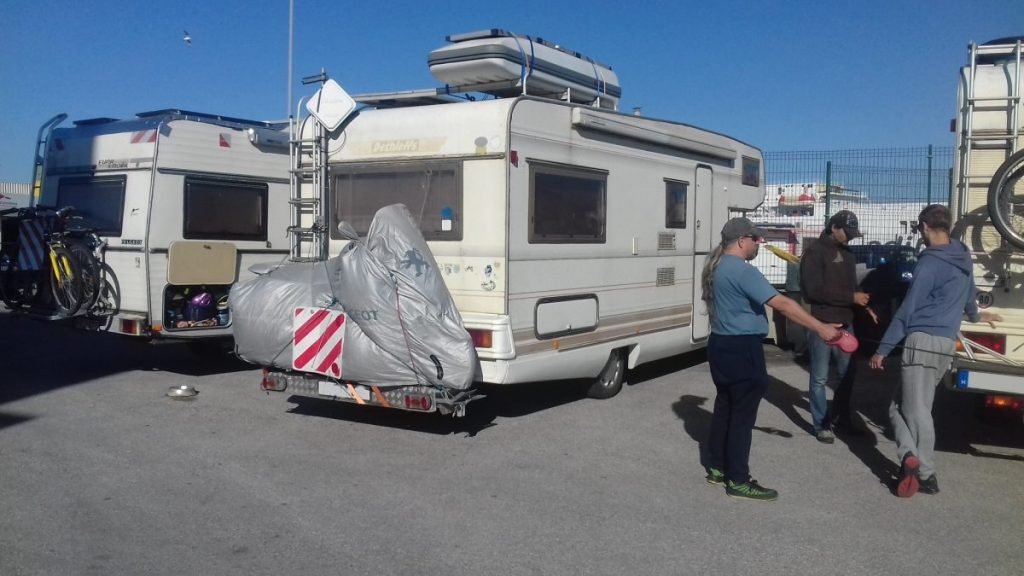 magyar lakoautos csapat kompraszallas elott